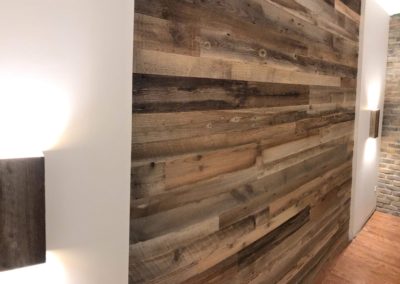 Mur de bois de grange brun avec lumières chaque côté